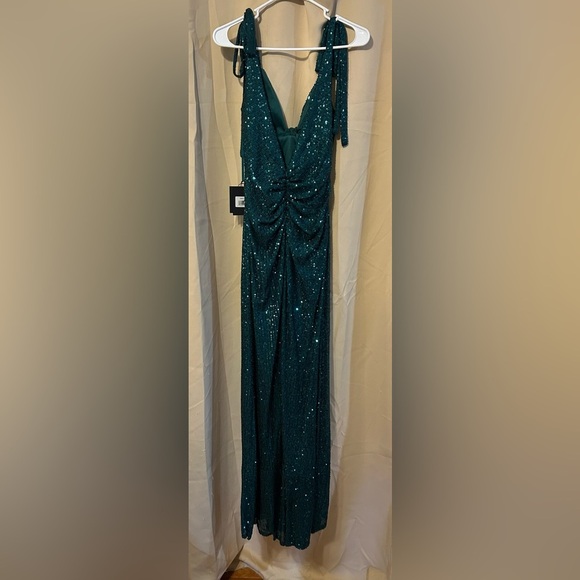 Mac Duggal 26693 NWT Sequined Low Back Bow Shoulder Gown - Picture 3 of 5